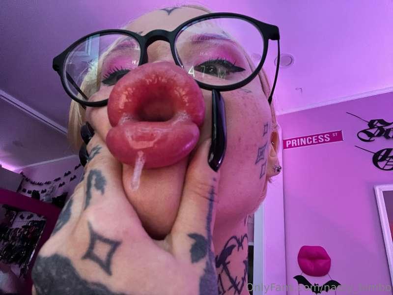 I just maid hot pics for a guy to cum who tipped me a lot du..