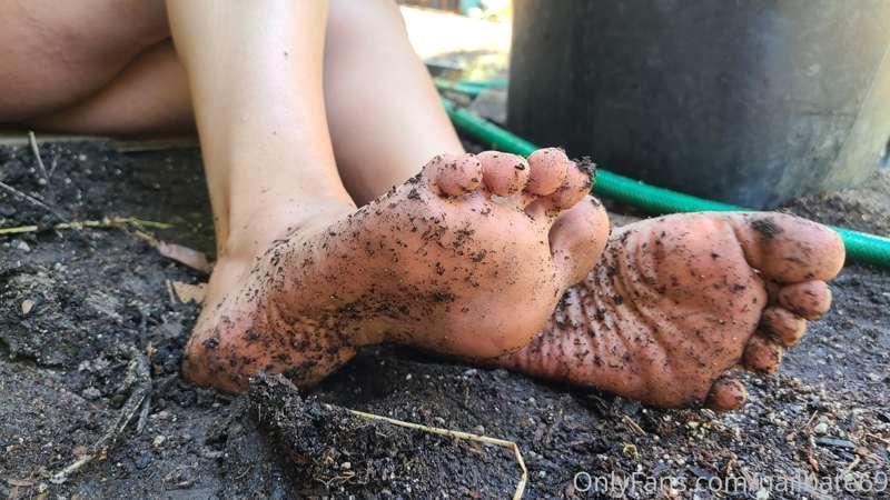 Such dirty soles, care to lick? 😘