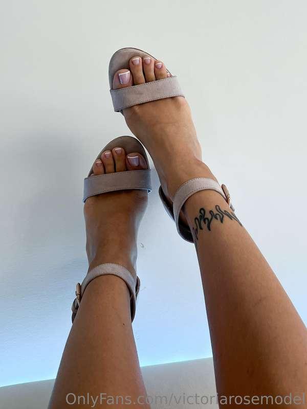 Somebody up for my feet? 😏