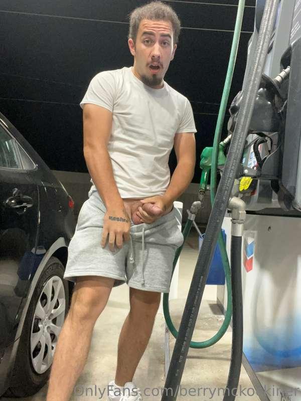 I’m omw over I’m filling up there tank first 😏