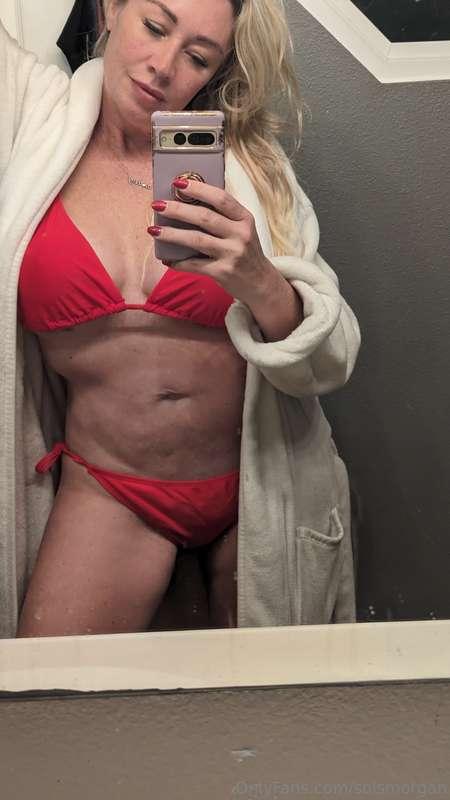 Is this not the mommiest of mom photos? I am in my bikini af..