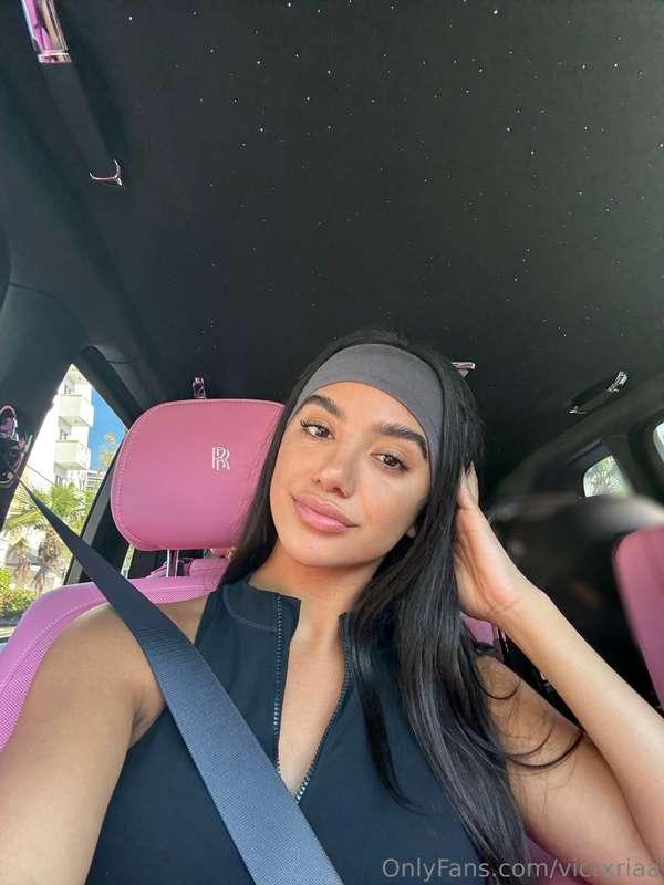 Wanna say "hi" to this pretty girl? 😘