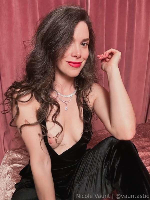 My pussy is starving...tip $10 if you'd like to cum feed it
..
