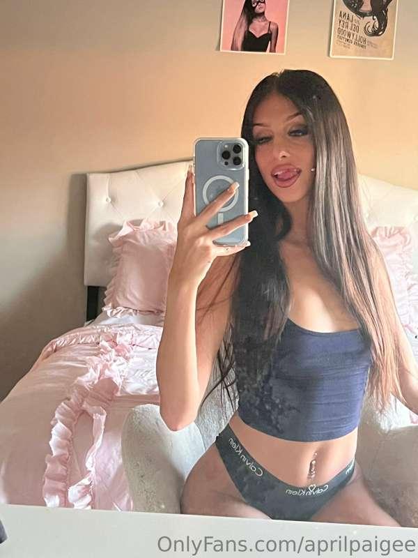 Want to get a little wild? 😈 DM me and let’s sext 💋