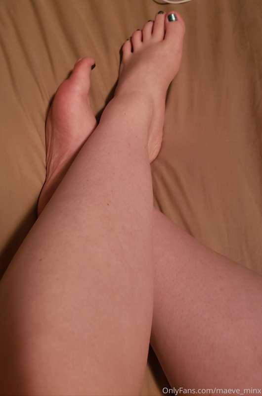 Good Morning, happy Monday feet lovers. I'm still sleepy. Lo..