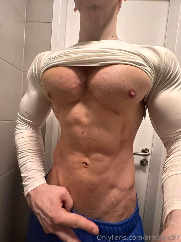 Perfect angles to worship daddy's muscles from 😉💪