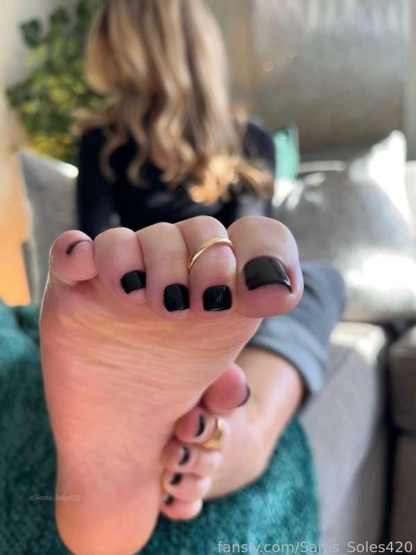 I haven’t done black toes in almost over a year, I miss how sexy black is😍🖤 I’m curious, how many of my pretty toes do you think you could fit in your mouth?😈

#feet #prettyfeet #footfetish #footfetish #soles #longtoes #toes #babe #jeans #blonde #footgoddess #wrinkledsoles #toespread #toerings 