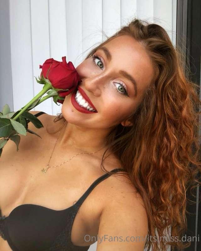 How many roses would you buy me? 🌹 I'll reward you in DM's 🙈..