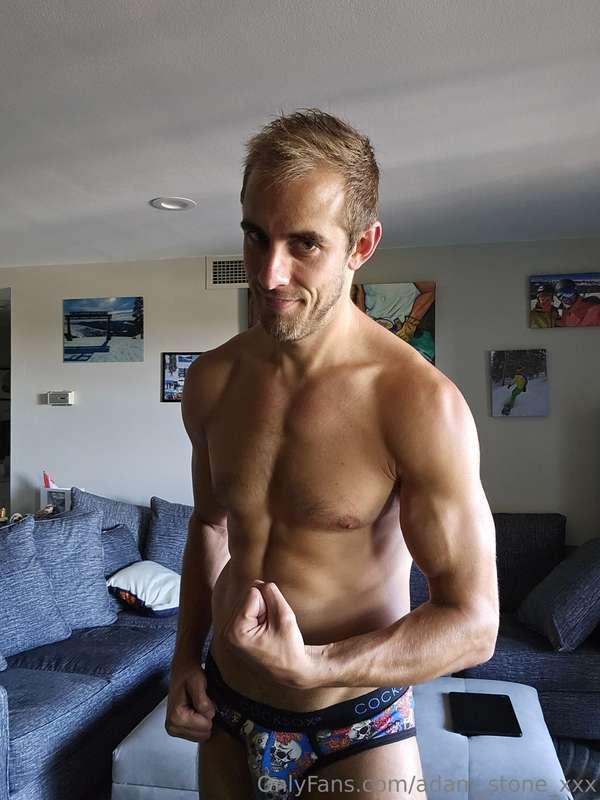 Giving you my best pose to get you turned on! 