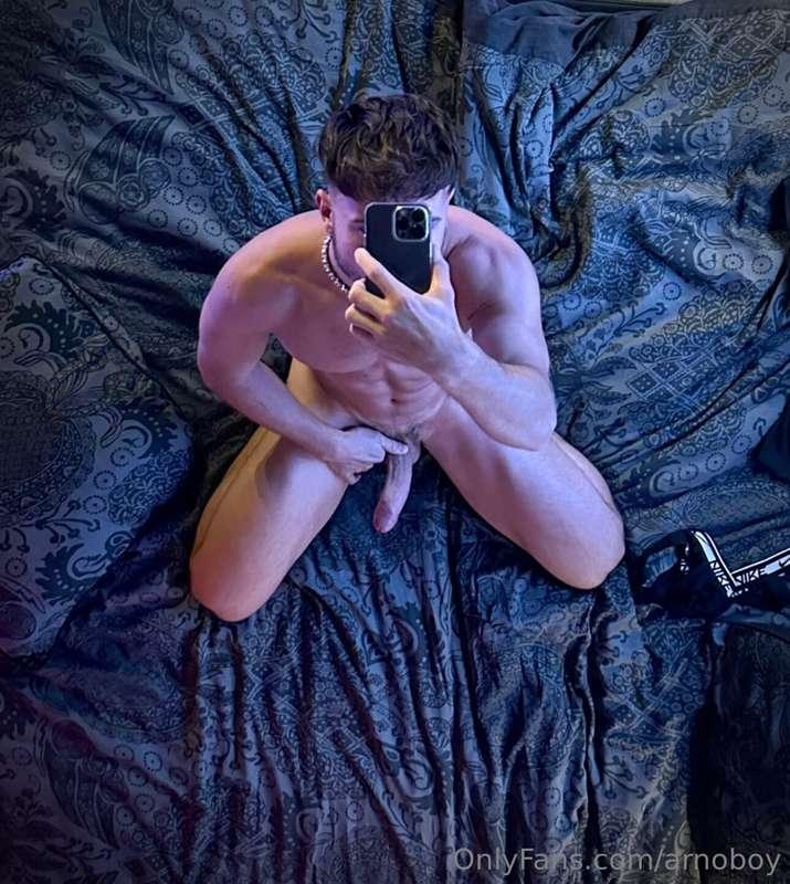 Tu me rejoins dans le lit pour profiter de cette grosse queu..