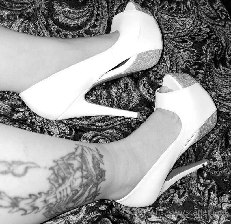 Some edits of some neon heels I own. The darkest pics are un..