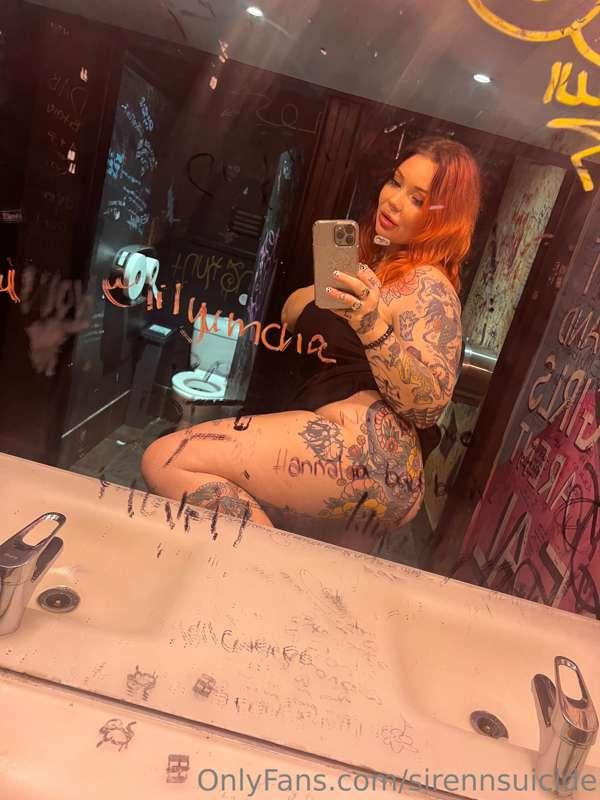 Dive bar booty flash! Would you take me into the bathroom & ..