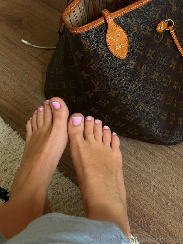 Would u lick my soles or suck my toes first?🙊🦶🤪