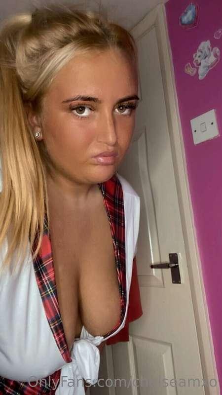 Naughty college slut waiting for you to come play 👅