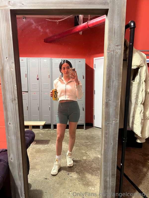 I hibernated all weekend, but finally got back in the gym to..