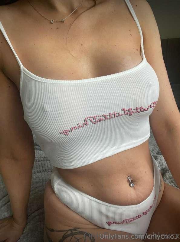 hot stare.. guess where my nips are saying hi! 🙃