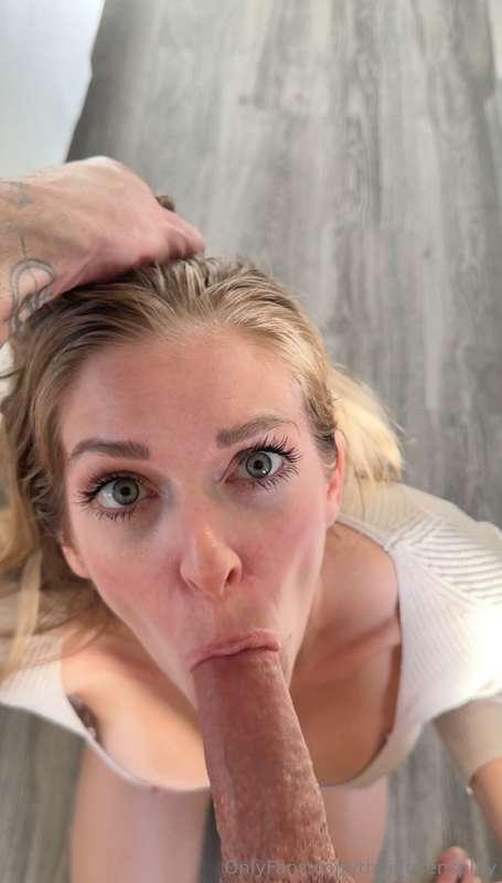Eye contact is very important for a good blowjob.