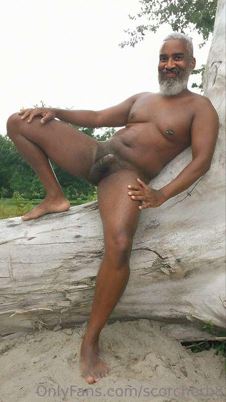 Frisky Friday!  #beard #musculardaddy #gay #feet #gaycruisin..