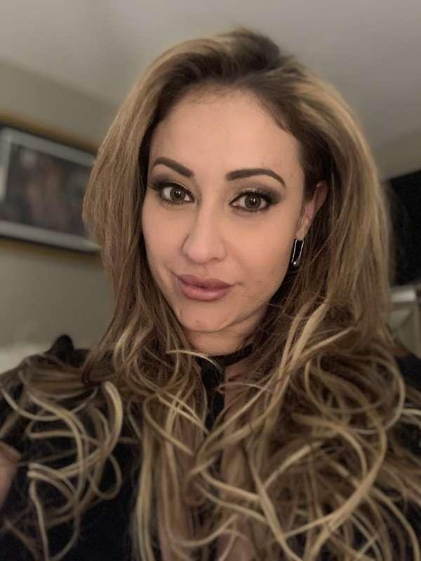 Last looks before I'm off for a fun night 👸✨ I love my new d..