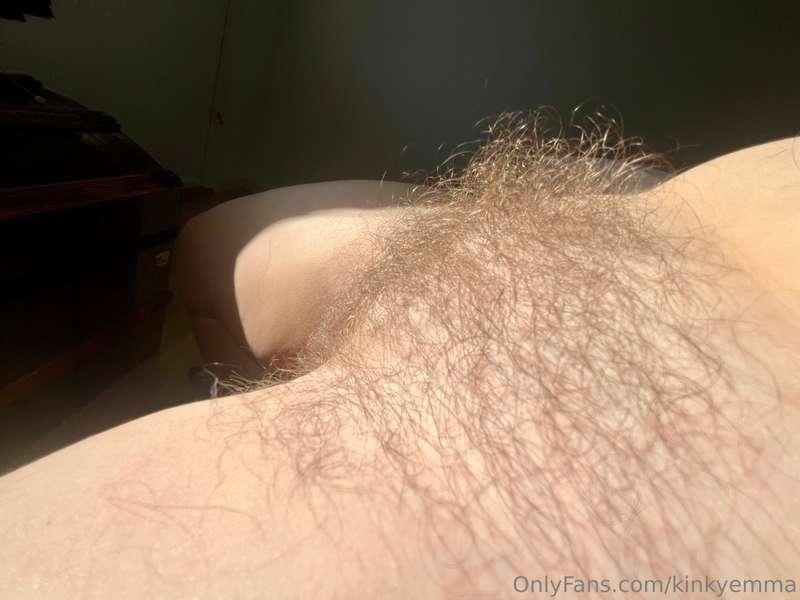 My big bush in sunlight! Just missing your cum on my bush 💦😍