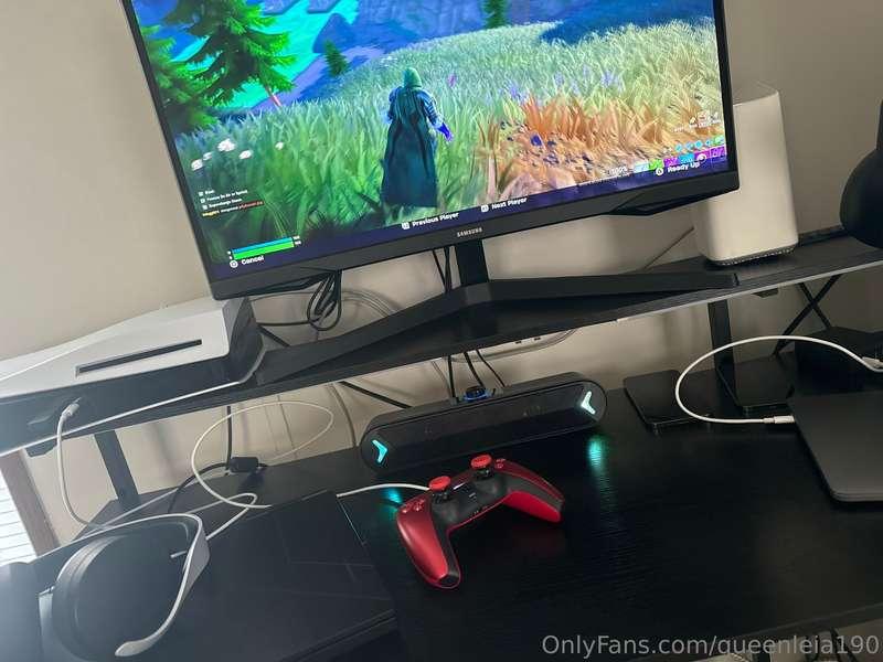 Who wanna play with me 😭