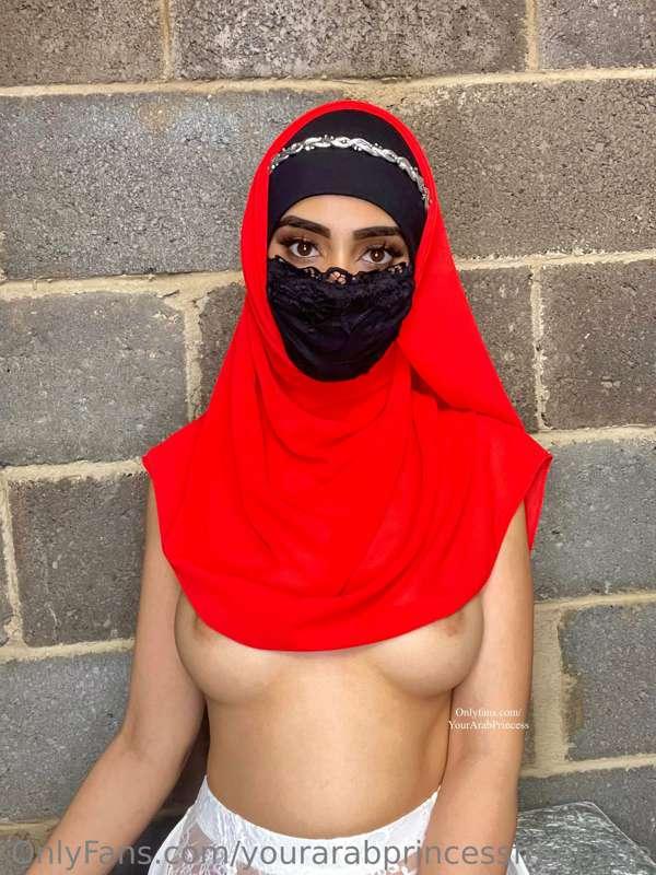 Do you like the colour of my hijab?😜
Waiting for you on my V..