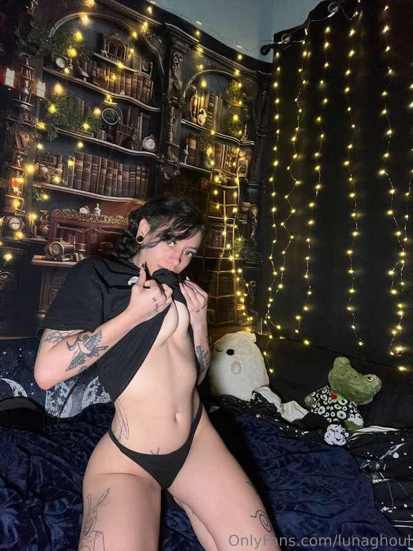 Tip $5 under this post to get these titties uncovered 😈🙈🖤