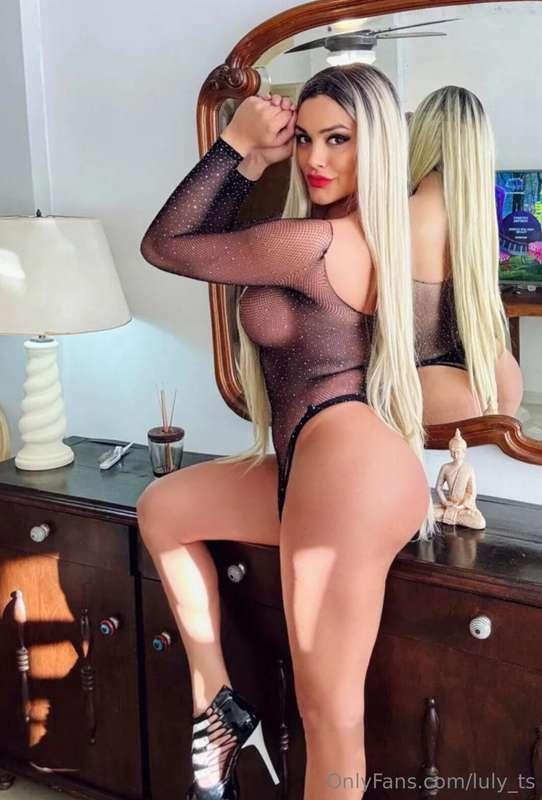 🔥 This outfit is driving me wild! How about you?