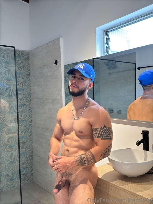  Una buena vista de mi verga y mi culo en el baño.A good vie..