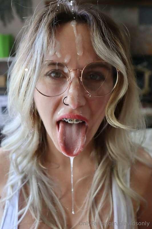 New Boy/ Girl vid!! New Hooters outfit with glasses and an i..