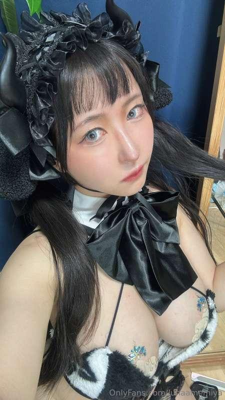 I cut my bangs too short🤭 But it's cute, right? It looks goo..