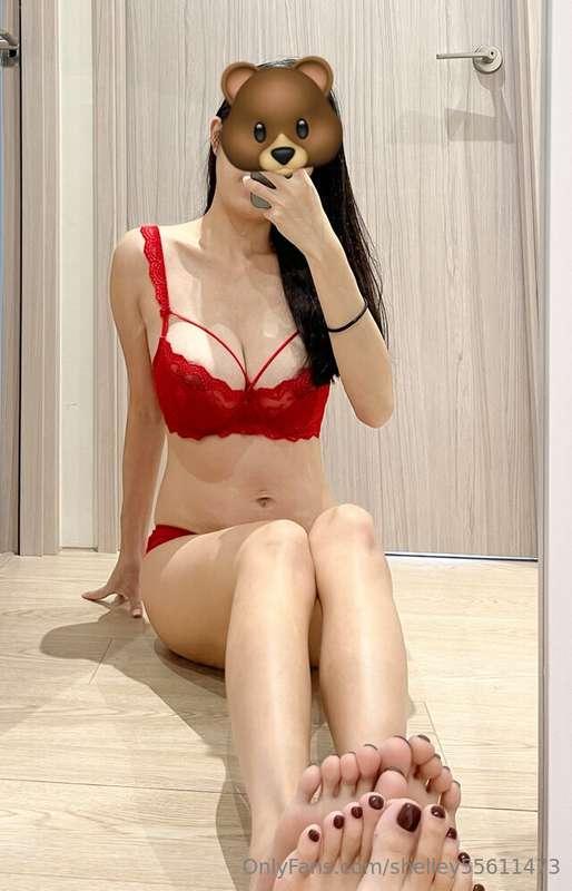 紅色內衣跟指甲蠻搭的🩷