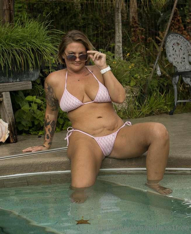 holliess1free image #0