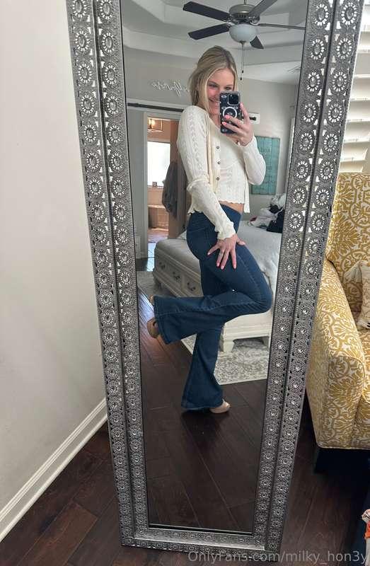 Happy Sunday!! ☀️ Headed to a friends event. . While I let t..