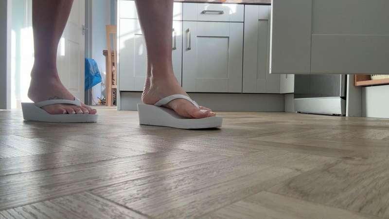 Footlocker - follow my white flipFlops 