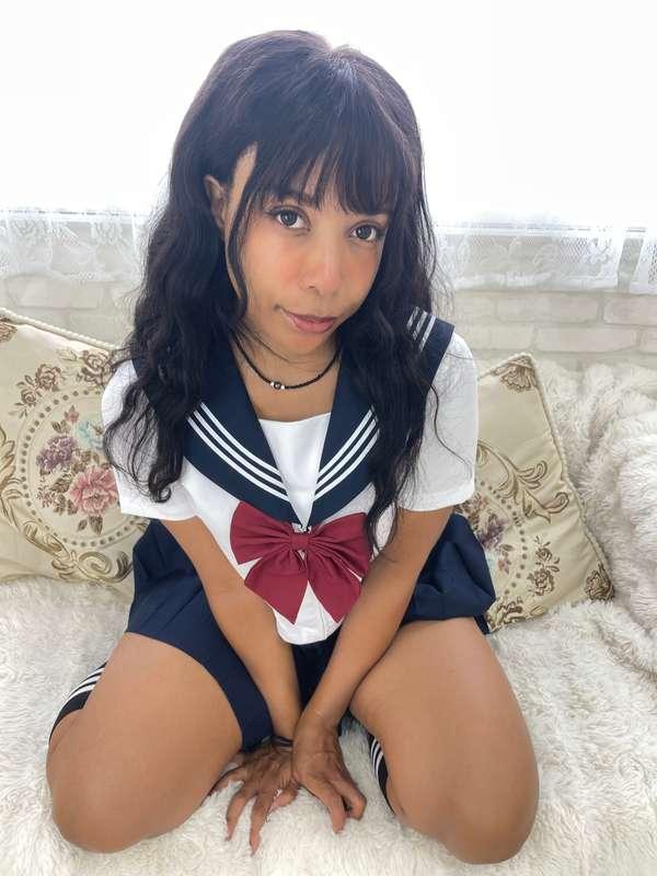 Would you hold my hand if we were walking together? 🥺一緒に歩いてた..