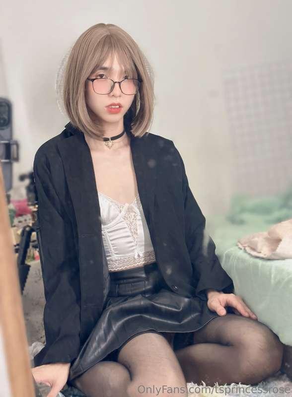 typical hot Asian trans secretary in porn 🥺