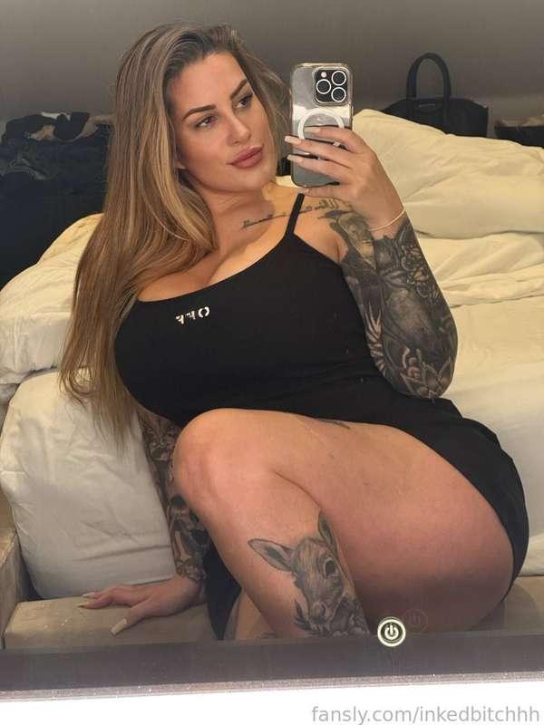 Big 🍉, big 🍑, big 👄 what more could you want, but will mistress let you touch or just look 😈

#Goddess #MommyFetish