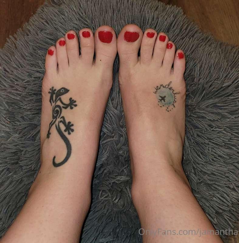 Anyone like toes?😊 I like mine licked 😝😏