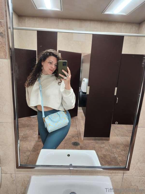 Snapshots from my morning 🍑 Breakfast, coffee, errands, yoga..