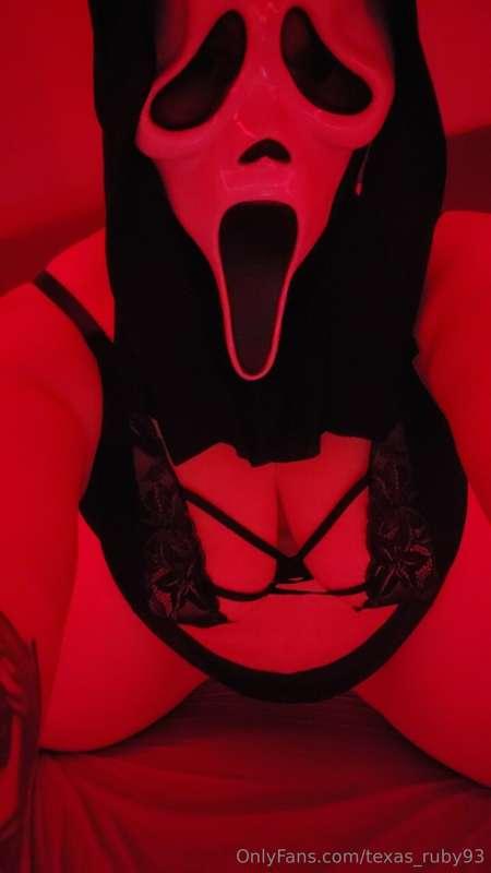 What's your favorite scary movie babe?