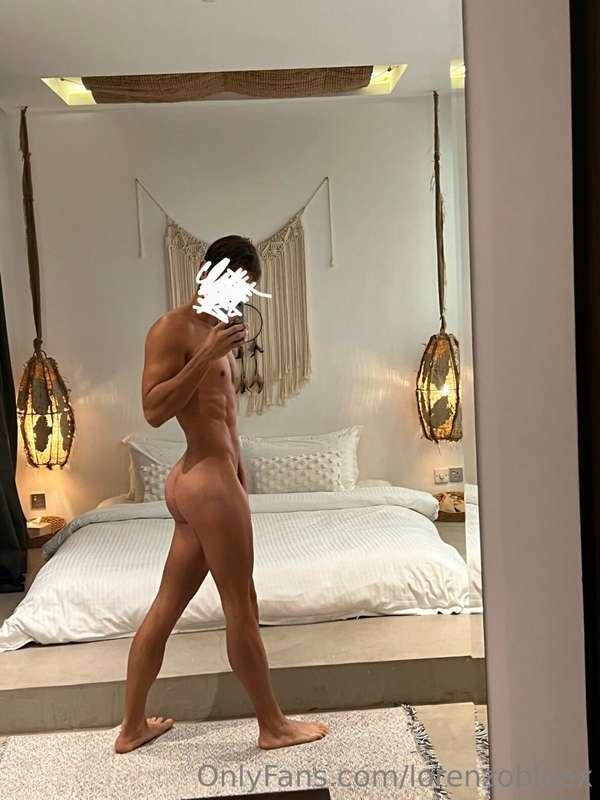 Who want to throw me on the bed and pin me down 👼🏼💦