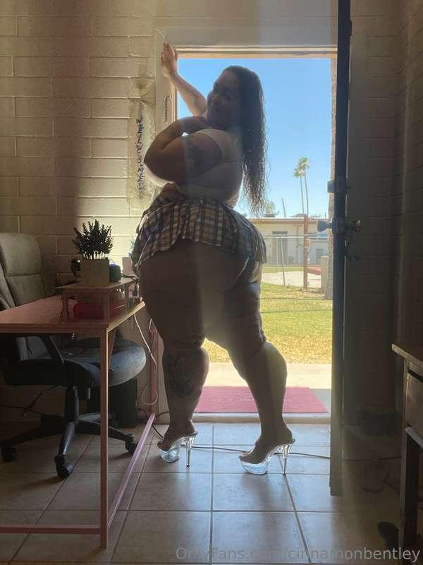 Shaking ass live rn where you at. Tip menu u in screen!