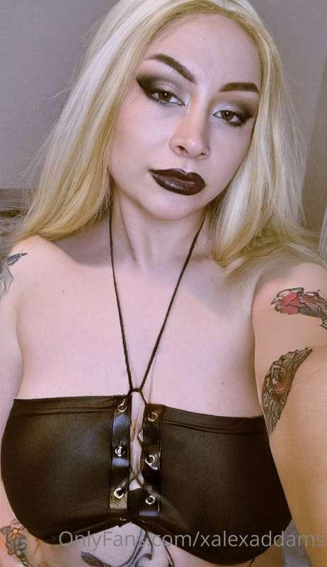 whos gonna spoil me today? 🥺🖤
