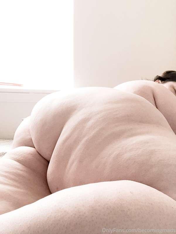 Pale skin, soft curves ✨