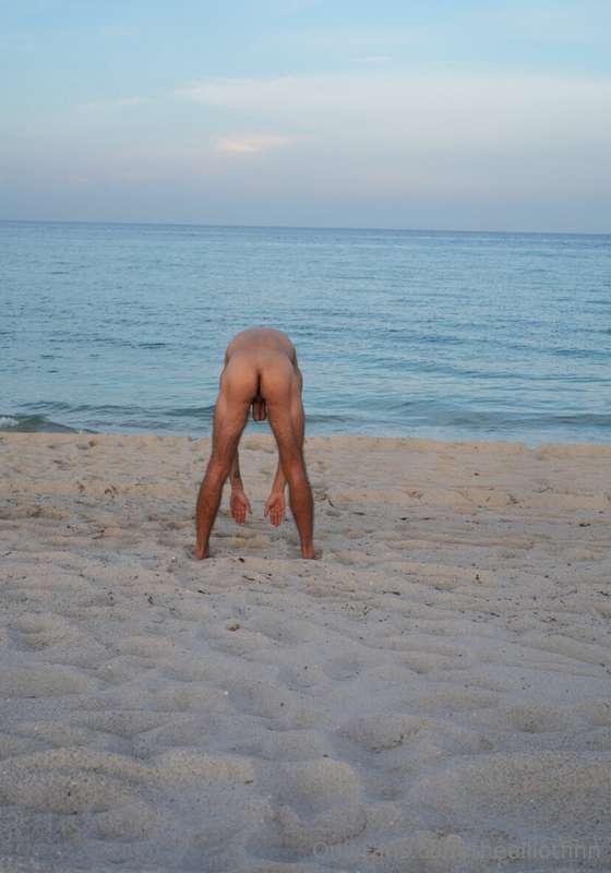 My ass looks good on this beach! 🥵 🏖️ 