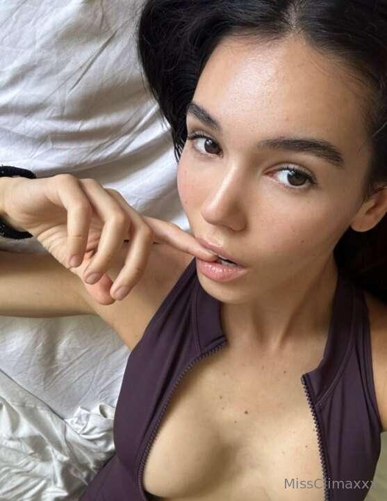 🍑 Little @lolasweetxo may seem innocent but she's a total FR..