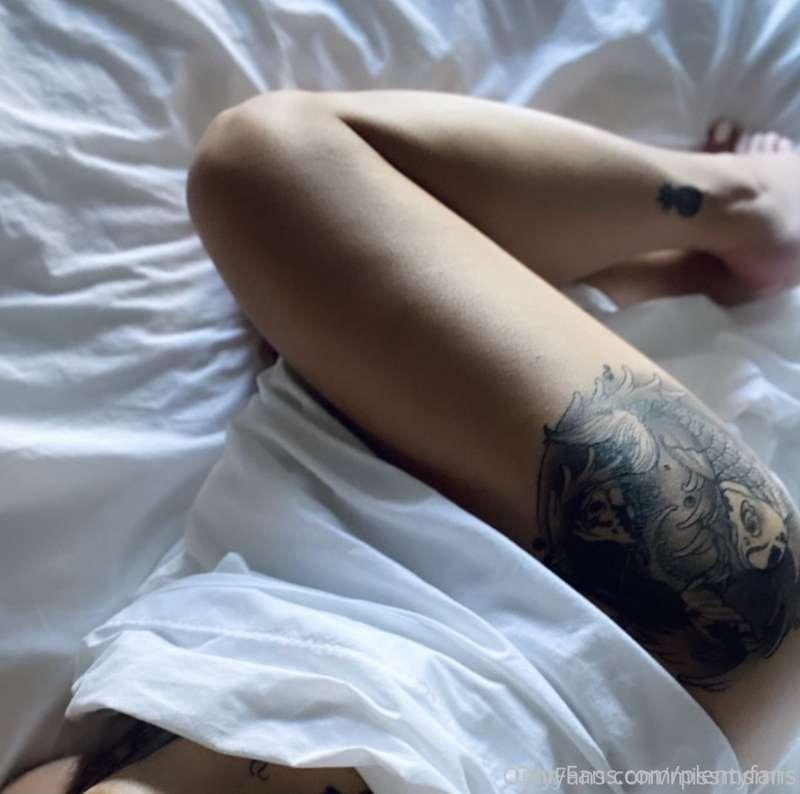 *Let her distract you* 💋  @missmsmrs 
*very interactive*, so..