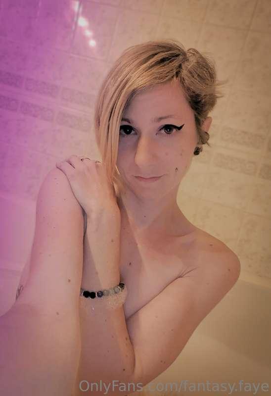 I'm dripping wet! 💦 Cum join me for a hot, soapy bubble bath..