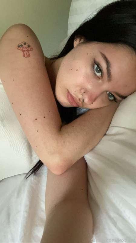 good morning🥰

i’m having a sleepover with my bestie this weekend and i’m thinking about making some content with her😋

let me know if you’d like to get a custom vid (solo or girl/girl)🖤
